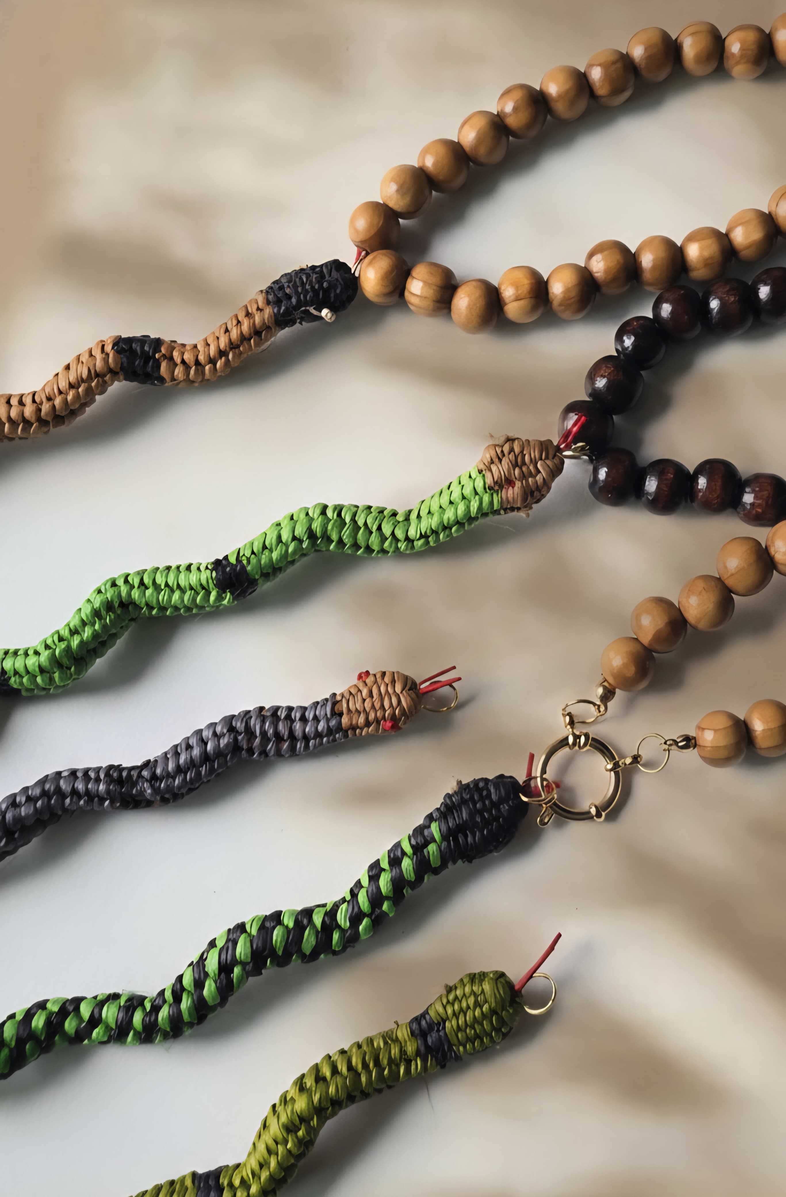 Collar culebra - tejido en rafia