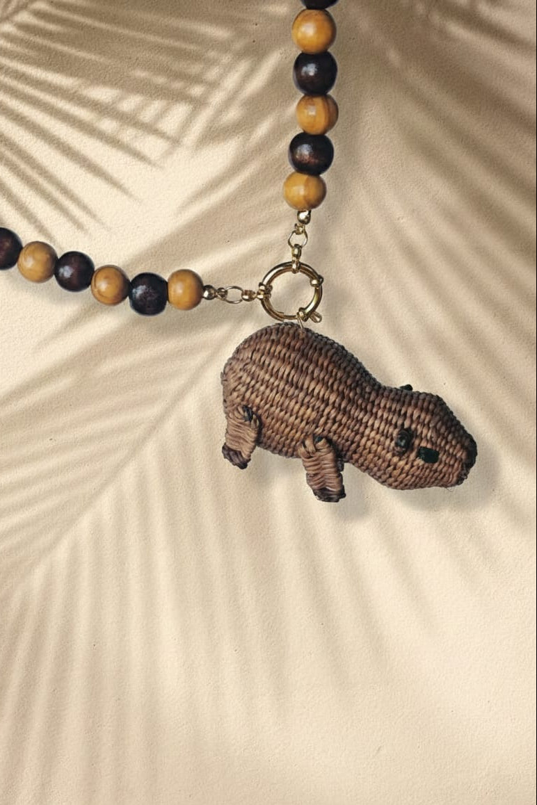 Collar Chigüiro tejido en rafia
