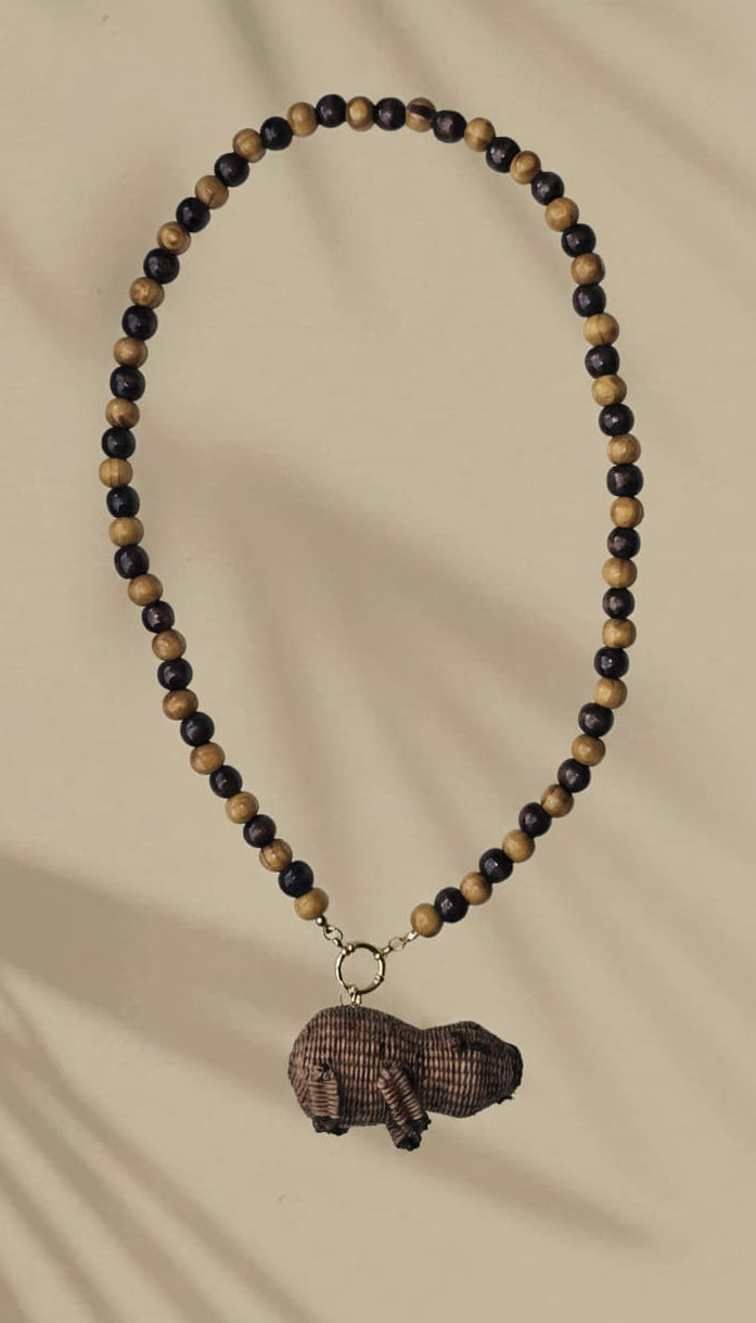 Collar Chigüiro tejido en rafia