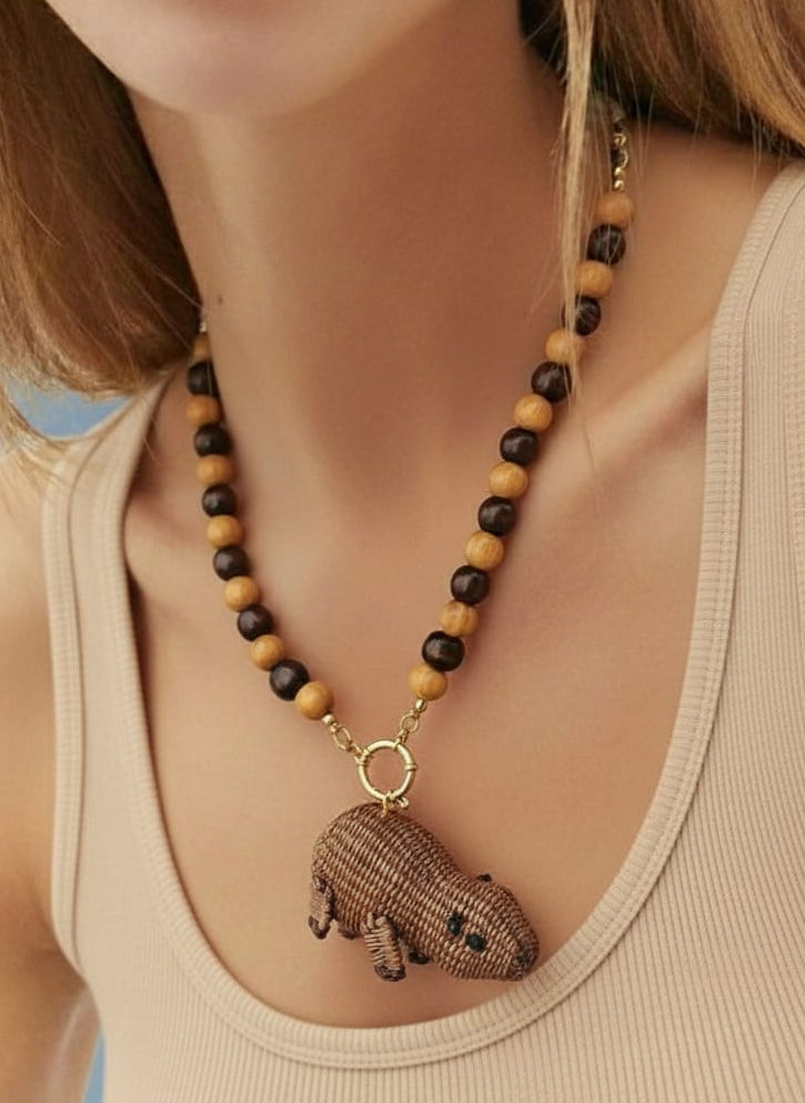 Collar Chigüiro tejido en rafia